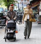 Amsterdam 9 september 2026
Debbie de Jong achter de kinderwagen in Amsterdam zuid . Xe is met haar schoondochter