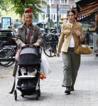 Amsterdam 9 september 2026
Debbie de Jong achter de kinderwagen in Amsterdam zuid . Xe is met haar schoondochter