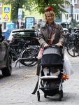 Amsterdam 9 september 2026
Debbie de Jong achter de kinderwagen in Amsterdam zuid . Xe is met haar schoondochter