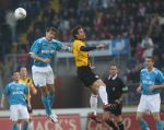 Breda, 31 Maart 2007 Kompetitiewedstrijd NAC-PSV, eindstand 1-1 Seizoen 2006/2007
Phillip Cocu in een luchtduel met Glen Salmon