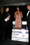 Breukelen 28 maart 2007
Isa Hoes krijgt cheque voor het goede doel bij het gala van de mobiele telefoon op Neyenrode.