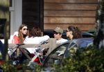 Hilversum 1 april 2007
Jan Smit en Yolanthe Cabau v Kasbergen samen met moeder en zus op terras daarna wandelend en kussend in Hilversum.