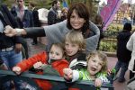 Parijs 31 maart 2007
Leontine Borsato met Luca Senna en Jada bij het 15 jarig bestaan van disneyland parijs.