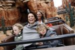Parijs 31 maart 2007
Leontine Borsato met Luca Senna en Jada bij het 15 jarig bestaan van disneyland parijs.