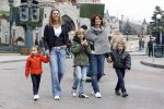 Parijs 31 maart 2007
Leontine Borsato met Luca Senna en Jada bij het 15 jarig bestaan van disneyland parijs.