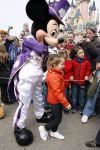Parijs 31 maart 2007
Leontine Borsato met Luca Senna en Jada bij het 15 jarig bestaan van disneyland parijs