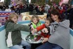 Parijs 31 maart 2007
Leontine Borsato met Luca Senna en Jada bij het 15 jarig bestaan van disneyland parijs.
