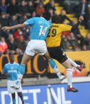 Breda, 31 Maart 2007 Kompetitiewedstrijd NAC-PSV, eindstand 1-1 Seizoen 2006/2007
Manuel Da Costa in een luchtduel met Glen Salmon