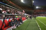Eindhoven, 3 April 2007 1/4 Finale Champions League wedstrijd PSV-FC Liverpool, eindstand 0-3 Seizoen 2006/2007
PSV Supporters met op voorgrond de reservebank van PSV met o.a. Patrick kluivert, Eric Addo,Csaba Feher, Sun Xiang, Dirk Marcellis en Oscar Moens