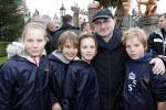 Paris 31 maart 207
Natasja Froger met haar zoons Didier en Maxim bij 15 jarig bestaan van Disneyland Parijs. Phil Collins met de kinderen van Theo Dietz