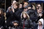 Parijs 31 maart 207
Phil Collins met zijn kinderen bij  15 jarig bestaan van Disneyland Parijs.