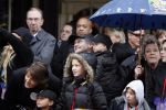 Parijs 31 maart 207
Phil Collins met zijn kinderen bij  15 jarig bestaan van Disneyland Parijs.