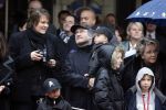 Parijs 31 maart 207
Phil Collins met zijn kinderen bij  15 jarig bestaan van Disneyland Parijs.