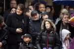 Parijs 31 maart 207
Phil Collins met zijn kinderen bij  15 jarig bestaan van Disneyland Parijs.