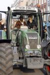 Amsterdam 24 maart 2007
Regilio Tuur en Glenn Helder (drumstel) met tractor op de pc hooftstraat vanwege het 5 jarig bestaan van cafe PC.
Regilio heeft een hoed op.
