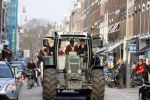 Amsterdam 24 maart 2007
Regilio Tuur en Glenn Helder (drumstel) met tractor op de pc hooftstraat vanwege het 5 jarig bestaan van cafe PC.
Regilio heeft een hoed op.