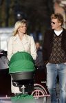 Amsterdam 19 maart 2007
Tooske Breugem Ragas en Bastiaan Ragas achter de kinderwagen met daarin hun dochterje Leentje.