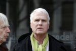 Amsterdam 17 maart 2010
De kist van hans v Mierlo wordt van zijn huis naar de rode hoed gebracht. Zijn vrouw Connie palmen en zijn kinderen zijn daarbij aanwezig. Adriaan v Dis
Peter Smulders bv