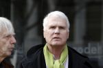 Amsterdam 17 maart 2010
De kist van hans v Mierlo wordt van zijn huis naar de rode hoed gebracht. Zijn vrouw Connie palmen en zijn kinderen zijn daarbij aanwezig. Adriaan v Dis
Peter Smulders bv