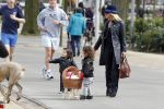 Amsterdam 5 april 2010
Connie Breukhoven met haar kleinkinderen Soraiya en Semmy in het vondelpark en met haar hond.
Peter Smulders bv