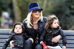 Amsterdam 5 april 2010
Connie Breukhoven met haar kleinkinderen Soraiya en Semmy in het vondelpark en met haar hond.
Peter Smulders bv
