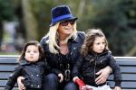 Amsterdam 5 april 2010
Connie Breukhoven met haar kleinkinderen Soraiya en Semmy in het vondelpark en met haar hond.
Peter Smulders bv