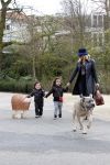 Amsterdam 5 april 2010
Connie Breukhoven met haar kleinkinderen Soraiya en Semmy in het vondelpark en met haar hond.
Peter Smulders bv