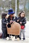 Amsterdam 5 april 2010
Connie Breukhoven met haar kleinkinderen Soraiya en Semmy in het vondelpark en met haar hond.
Peter Smulders bv
