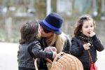 Amsterdam 5 april 2010
Connie Breukhoven met haar kleinkinderen Soraiya en Semmy in het vondelpark en met haar hond.
Peter Smulders bv