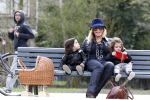 Amsterdam 5 april 2010
Connie Breukhoven met haar kleinkinderen Soraiya en Semmy in het vondelpark en met haar hond.
Peter Smulders bv