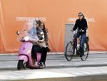 Amsterdam 9 april 2010
Shanna en Constanza Breukhoven op vespa scooter.
Peter Smulders bv