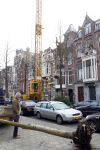 Amsterdam 9 maart 2010
Bij Nikkie Plessen is een boom uit de tuin gehaald en een nieuwe met een kraanwagen over het dak heen getilt. Dick Beyer is de tuinarchitect.
Peter Smulders bv