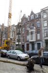 Amsterdam 9 maart 2010
Bij Nikkie Plessen is een boom uit de tuin gehaald en een nieuwe met een kraanwagen over het dak heen getilt. Dick Beyer is de tuinarchitect.
Peter Smulders bv
