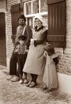 Dommelen, 7 Augustus 1977
Kleding wordt getoond die gedragen gaan worden door de bevolking van Dommelen tijdens het zomerfeest t.g.v. opening Boerderij en de Watermolen
Op de foto Eef Brom met zijn vrouw Ger Brom en hun kinderen
Foto Peter Smulders BV