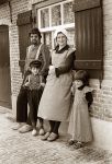 Dommelen, 7 Augustus 1977
Kleding wordt getoond die gedragen gaan worden door de bevolking van Dommelen tijdens het zomerfeest t.g.v. opening Boerderij en de Watermolen
Op de foto Eef Brom met zijn vrouw Ger Brom en hun kinderen
Foto Peter Smulders BV