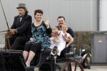 Tiel 25 maart 2010
Frans Duijts krijgt gouden plaat. Zijn vrouw met 3 dochters ouders en schoonouders zijn aanwezig.
Peter Smulders bv