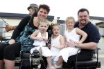 Tiel 25 maart 2010
Frans Duijts krijgt gouden plaat. Zijn vrouw met 3 dochters ouders en schoonouders zijn aanwezig.
Peter Smulders bv