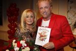 Hilversum 9 april 2010
Presentatie boek Gordon bij studio 21. Gordon met Connie Breukhoven
Peter Smulders bv