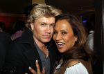 Amsterdam 28 maart 2010
Surprise feestje voor Patty Brard haar 55e verjaardag bij borrelbar. Patty met Hans Klok
Peter Smulders bv