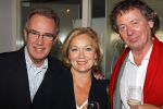 Oud Loosdrecht, 11 Maart 2010
Receptie t.g.v. 50 jaar artiest zijn van Anneke Gronloh
Harry v Hoof samen met zijn vrouw Els v Hoof en Edvard Niessing
Foto Peter Smulders BV