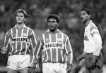 Eindhoven, 11 April 1991
Halve Finale Beker, PSV-Feyenoord, eindstand 0-1 door doelpunt Henk Fraser, hier op de foto met Roamrio en Johnny Bosman