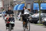 Amsterdam 27 maart 2010
Kim v Kooten en haar man Jacob Derwig met hun kinderen in de bakfiets.
Peter Smulders bv
