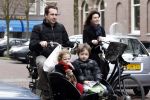 Amsterdam 27 maart 2010
Kim v Kooten en haar man Jacob Derwig met hun kinderen in de bakfiets.
Peter Smulders bv