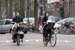 Amsterdam 27 maart 2010
Kim v Kooten en haar man Jacob Derwig met hun kinderen in de bakfiets.
Peter Smulders bv