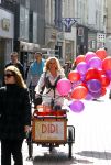 Amsterdam 6 april 2010
Natasja Froger op bakfiets op de Kalverstraat ivm Heppie aktie bij didi winkel.
Peter Smulders bv