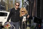 Amsterdam 12 april 2010
Paptricia Paay met hondje  en vriend Nicky v Dam op terras bij de joffers.
Peter Smulders bv