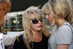 Schiphol 28 mei 2009
Patricia Paay en haar dochter Christina Curry met vriend komen aan op schiphol. Manager Wino Ontzigt en zus Yvonne Keeley wachten haar op.
Peter Smulders bv