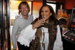 Amsterdam 28 maart 2010
Surprise feestje voor Patty Brard haar 55e verjaardag bij borrelbar. Patty met man Antoine
Peter Smulders bv
