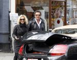 Amsterdam 27 maart 2010
Ronnie Rosenbaum en Tatjana Simic bij bentley cabrio met TAT 900 kenteken.
Peter Smulders bv