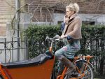 Amsterdam 17 maart 2010
Tooske Ragas hoogzwanger op de bakfiets.
Peter Smulders bv